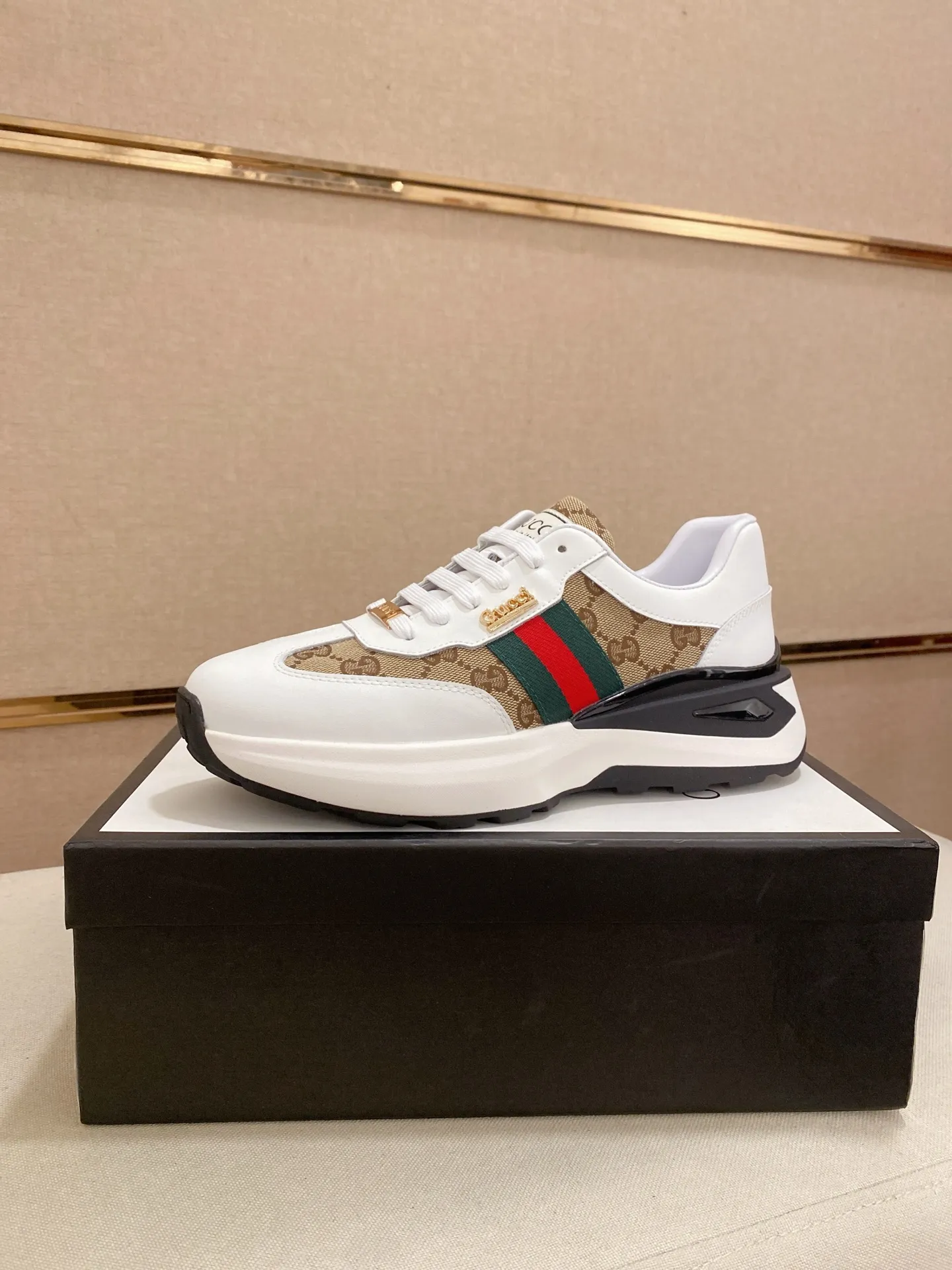 Men's shoes 💰 462💰The new GUCCI (Gucci) counters are launched simultaneously. The new men's shoes, 😘fabrics are selected from imported cowhide, and the lining is sheepskin lining. 👍🏿 High-end ☄️ air-cushion molded anti-slip rubber outsole, exquisite lines, simple and elegant, comfortable and high-end for leisure travel. Code number: 38 to 44 (45 can be customized and cannot be returned or exchanged)